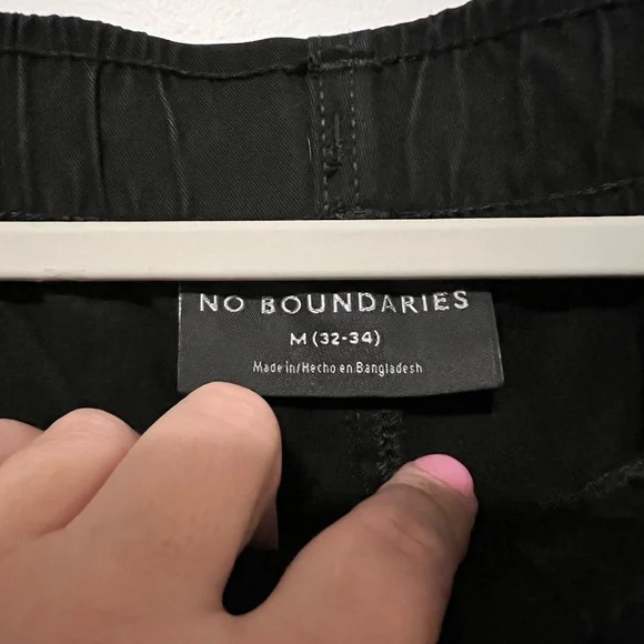 No Boundaries Men's Dark Cargo Pants - Picture 3 of 3